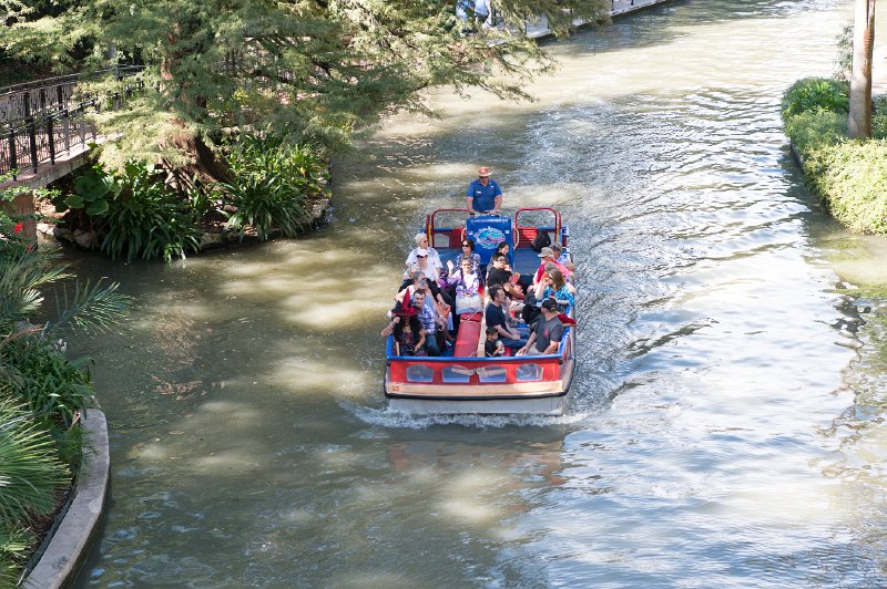 20151031_123430 D4S.jpg - Boat riders on waterway